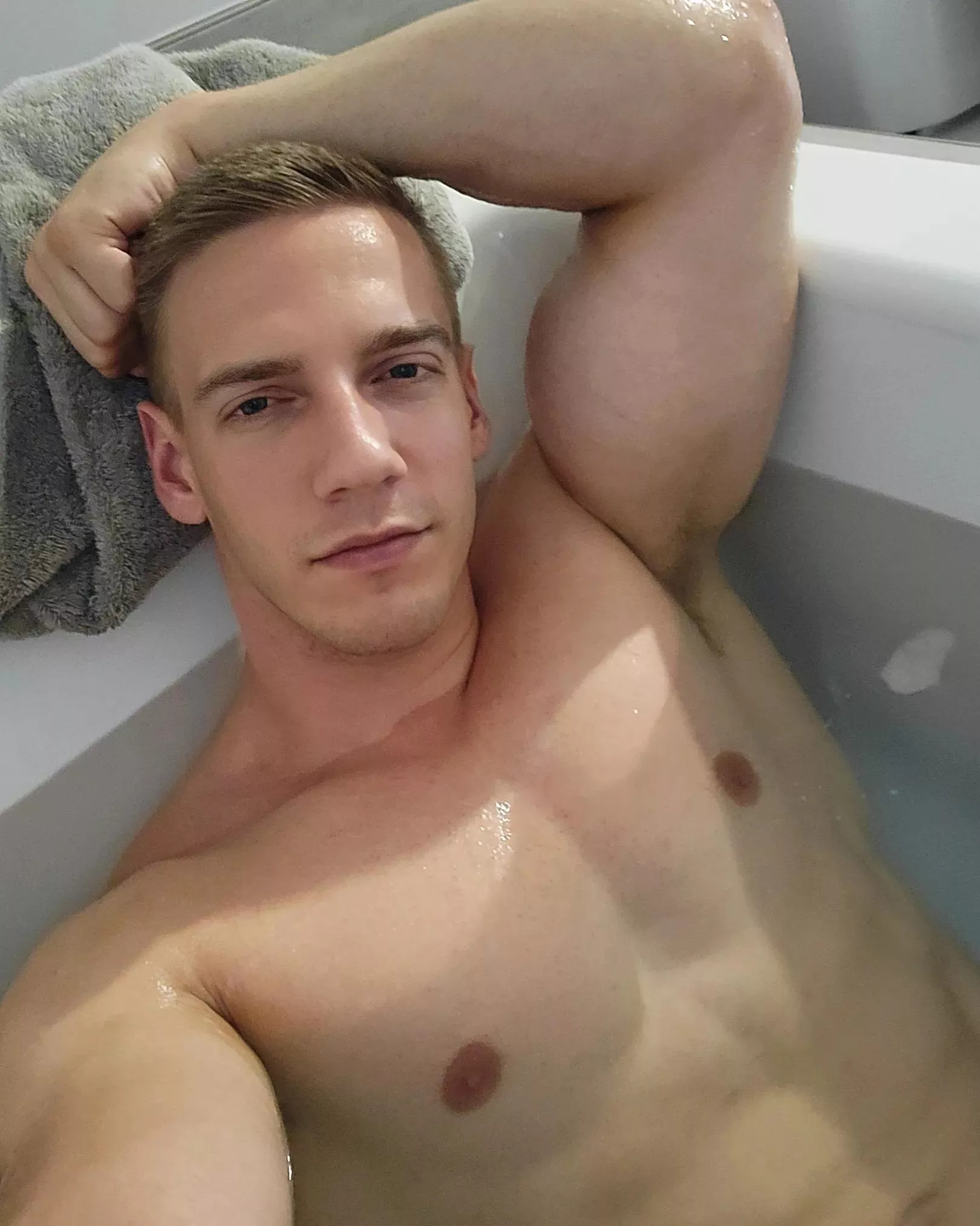 I love sending dick pics when Im in the bath 🛁🍆💦