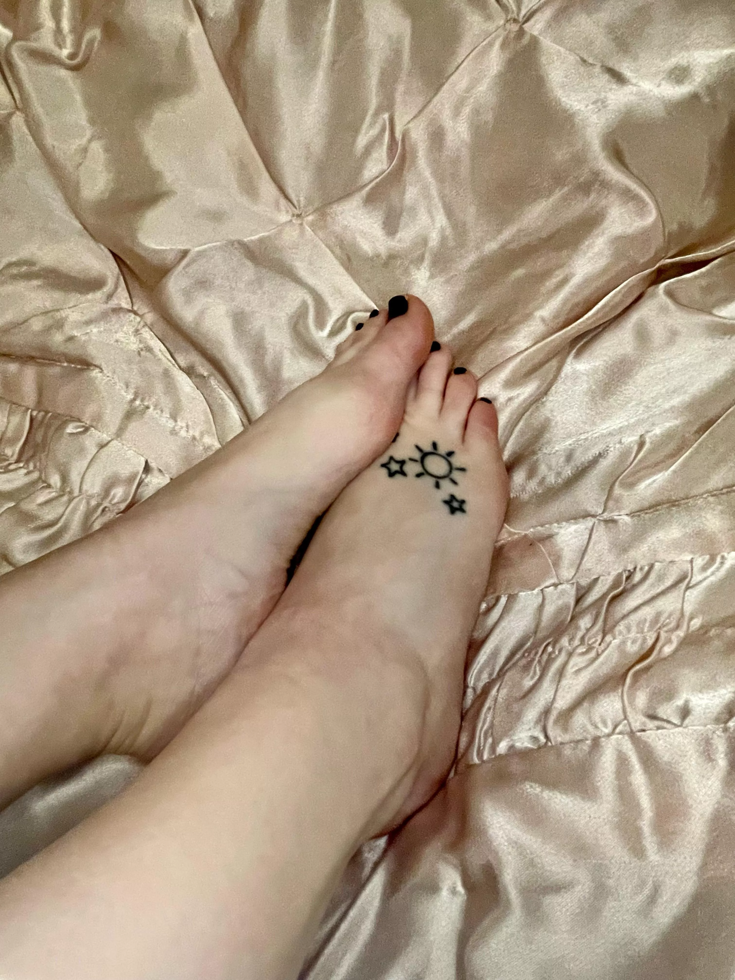 My shy little tootsies would love some attention but are too afraid to ask🥺