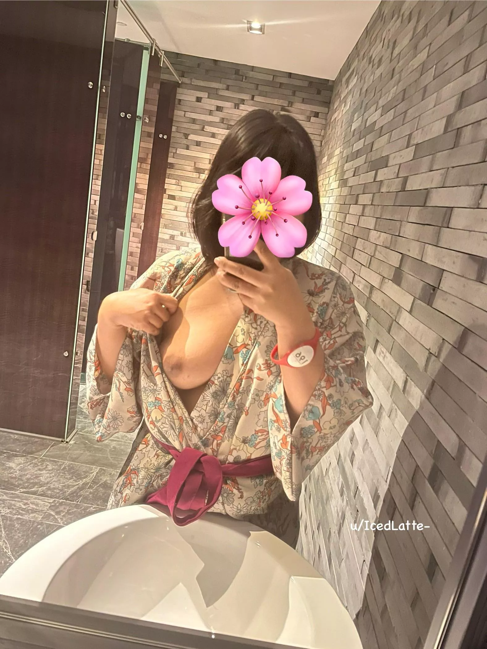 Quick mirror sel[F]ie while walang tao sa restroom 😂