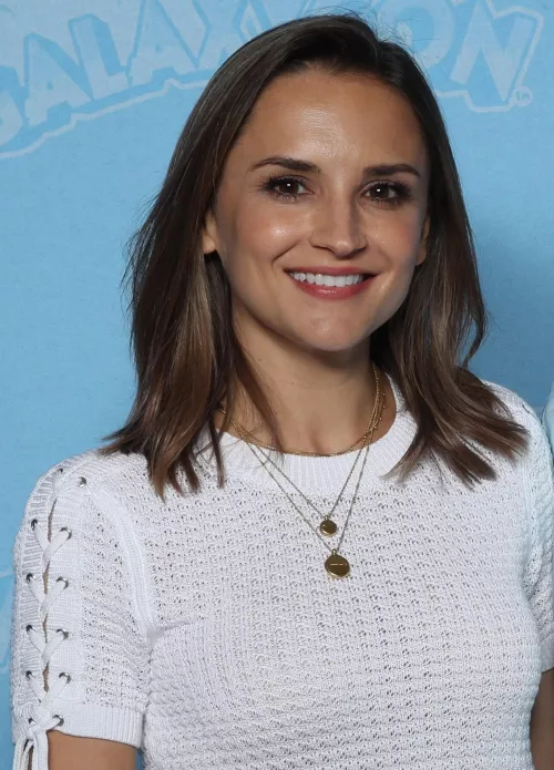 Rachael Leigh Cook.