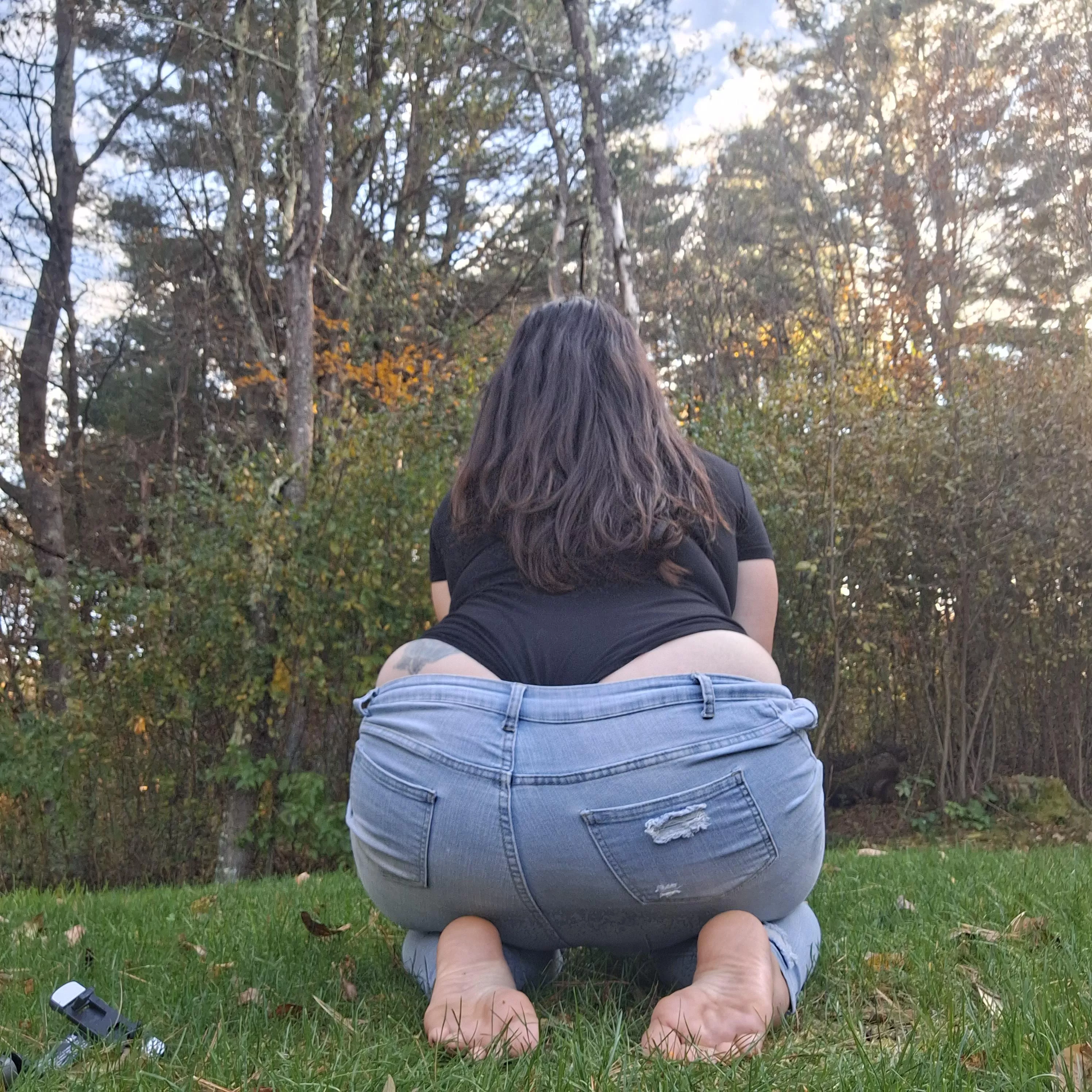 Ripped jeans on a fall day, with a side of 🍑