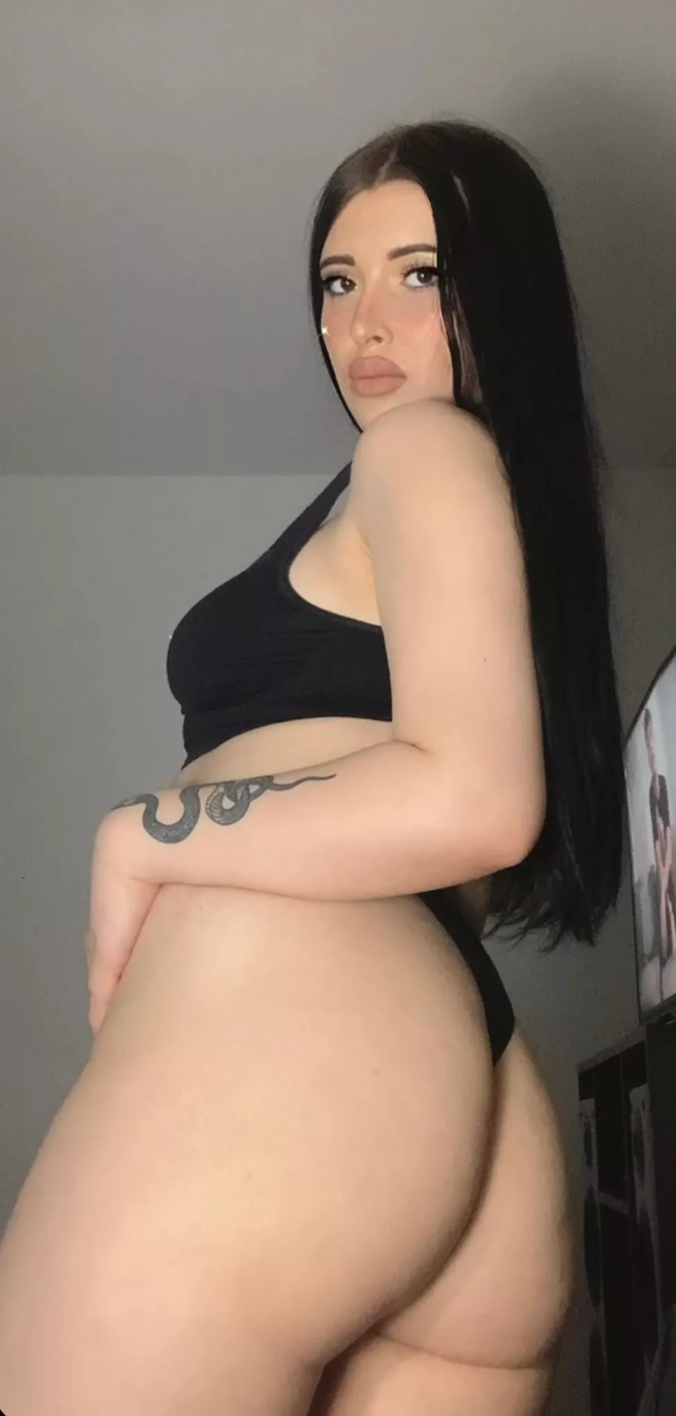 This thick ass totally loves to eat thongs, will you agree?