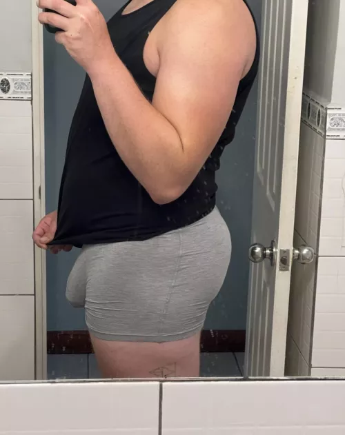 Wyd if you see me bulging in the locker room like this?