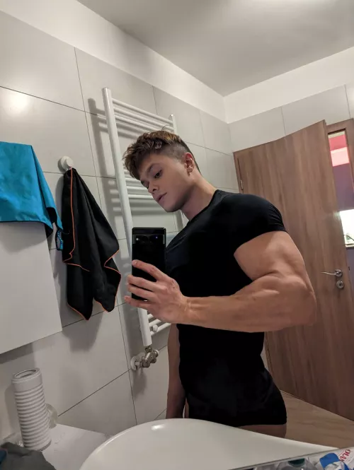 XL forearms with my tiny wrist :D