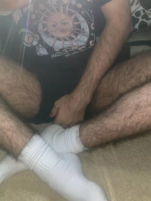 19, can you tell how hairy I am even with clothes on? hmu if you are too