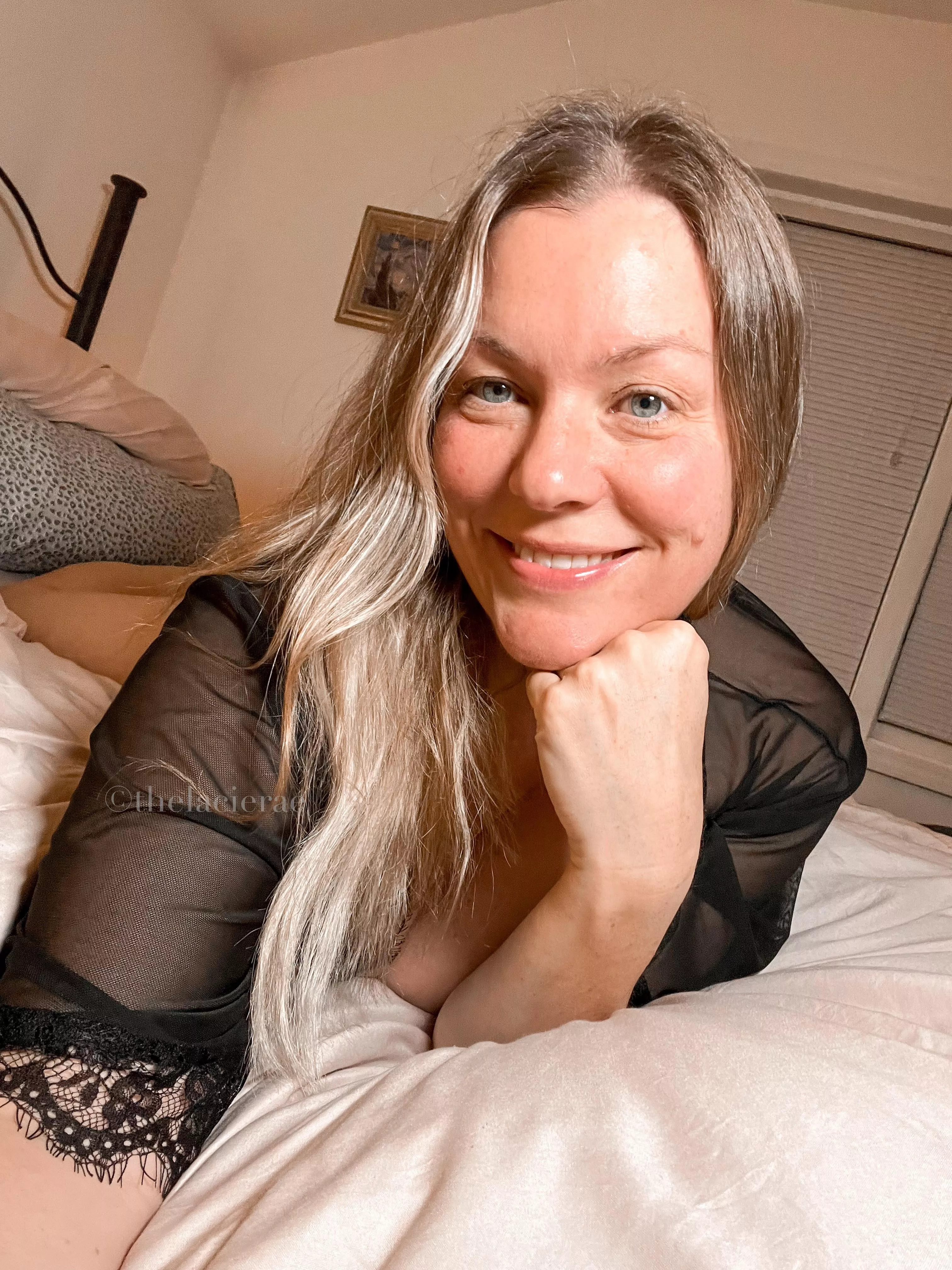 A 36 yo blonde milf smile that melts