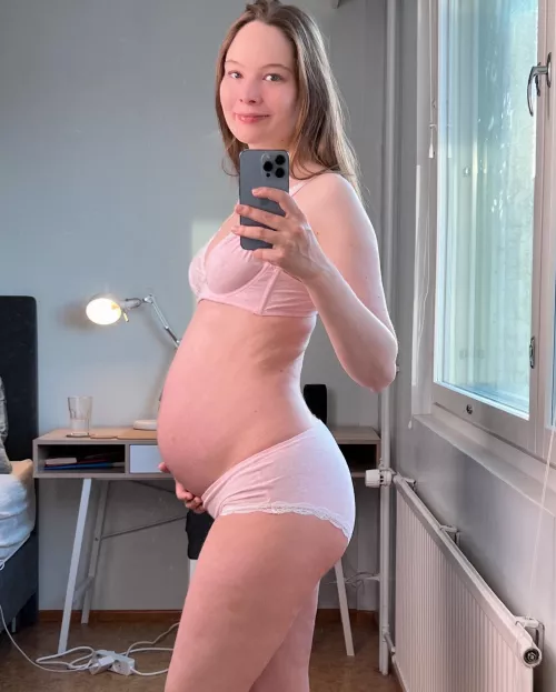 Are pregnant women hotter?