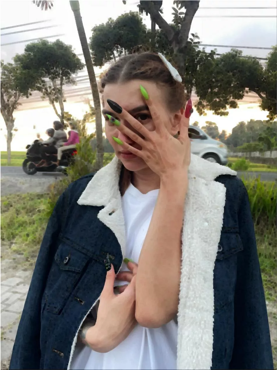 Boys look at my cleavage whenever I'm wearing a low collar, would older guys here look too?