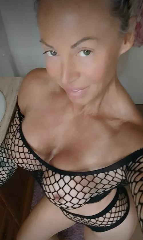 Do you like milfs with muscles?