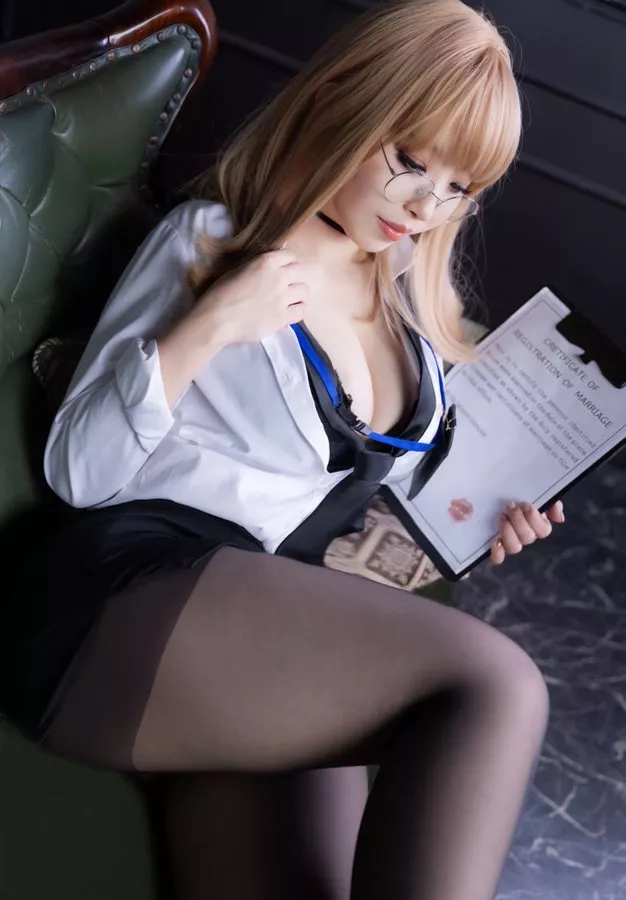 Emma: Office therapy cosplay by kagurayuriacos [Nikke]