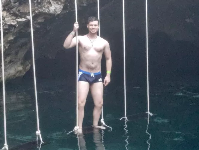 Facebook memories just revived this holiday pic from last year. I love it and posted here before but I got shy ☺️