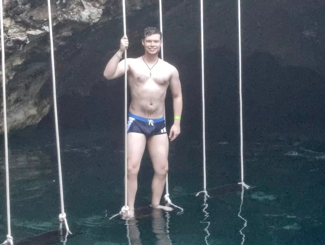 Facebook memories just revived this holiday pic from last year. I love it and posted here before but I got shy ☺️