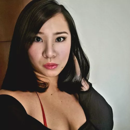 Going for the elegant yet seductive look