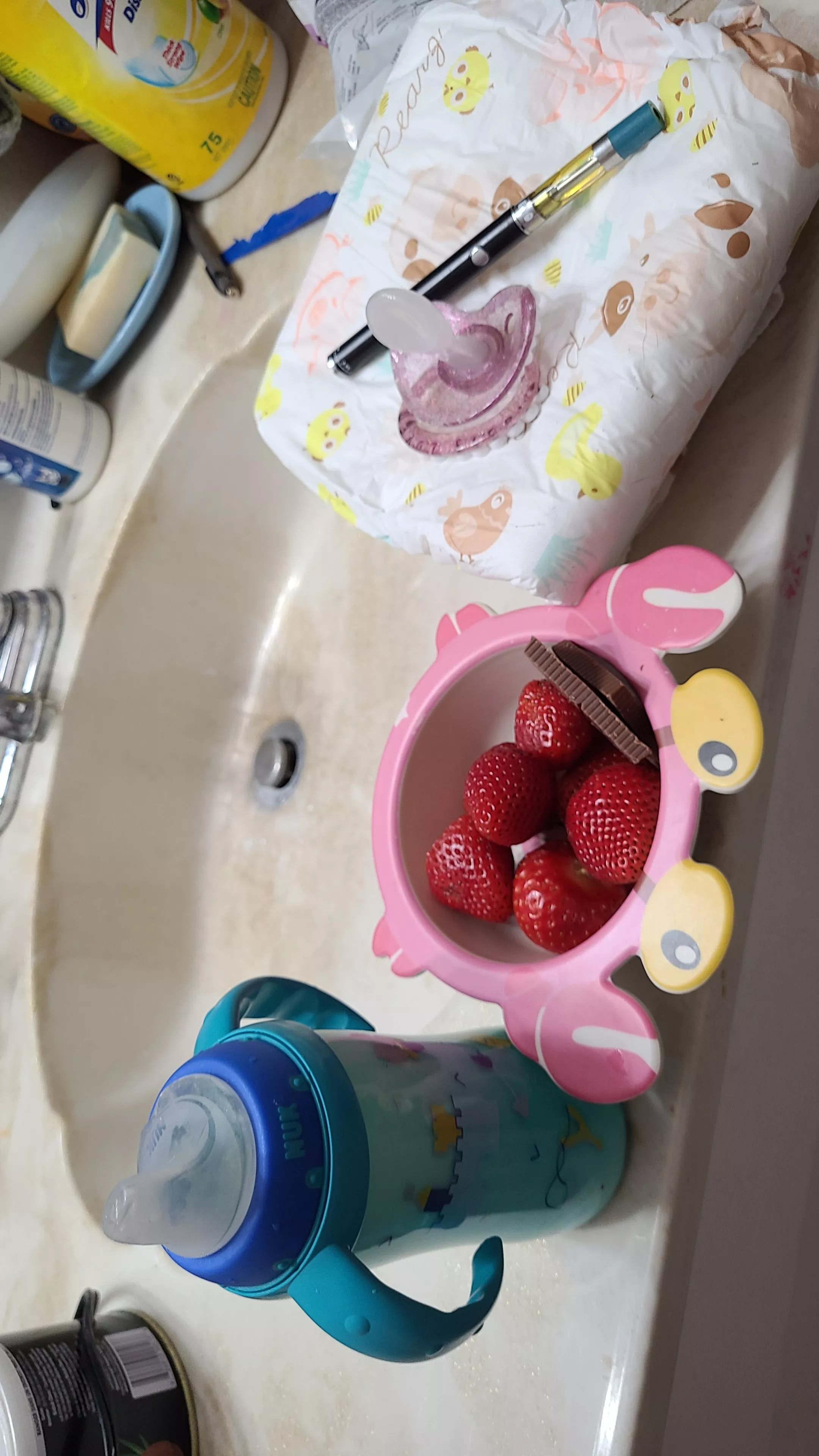 Haven a lil snack with my bath!!