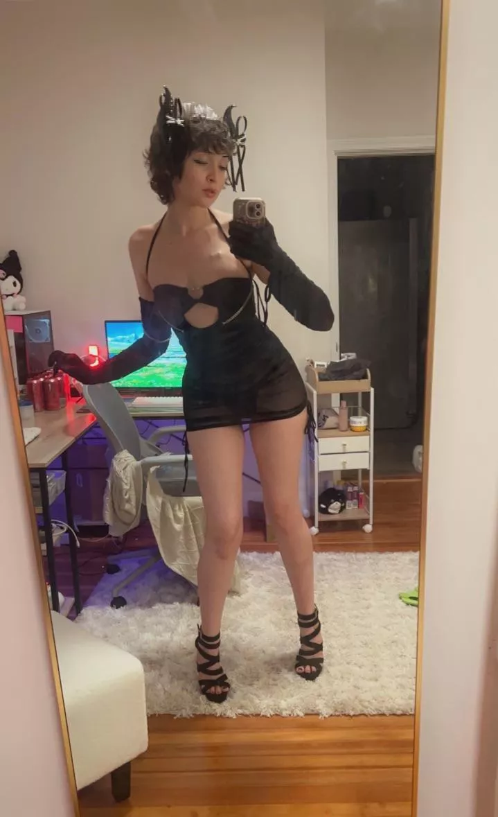 i feel powerful whenever i wear heels because they make me 6’3 🤭