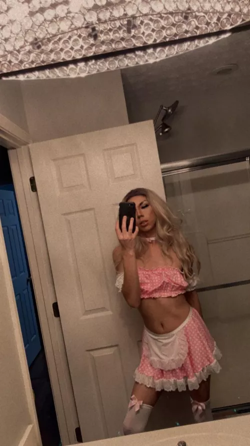 I know you want to reach up my skirt 😘