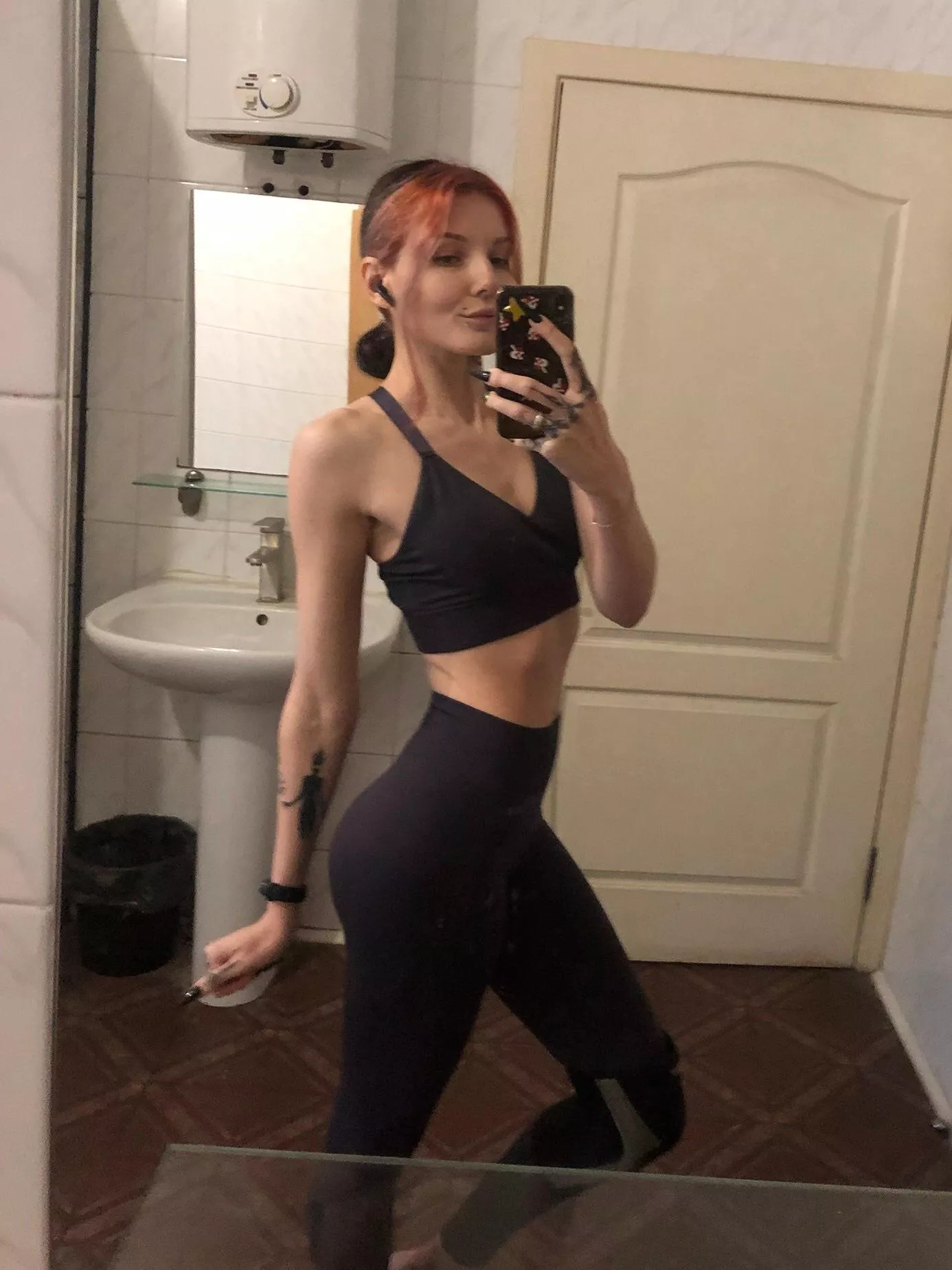 Just a gym bathroom mirror selfie 😅