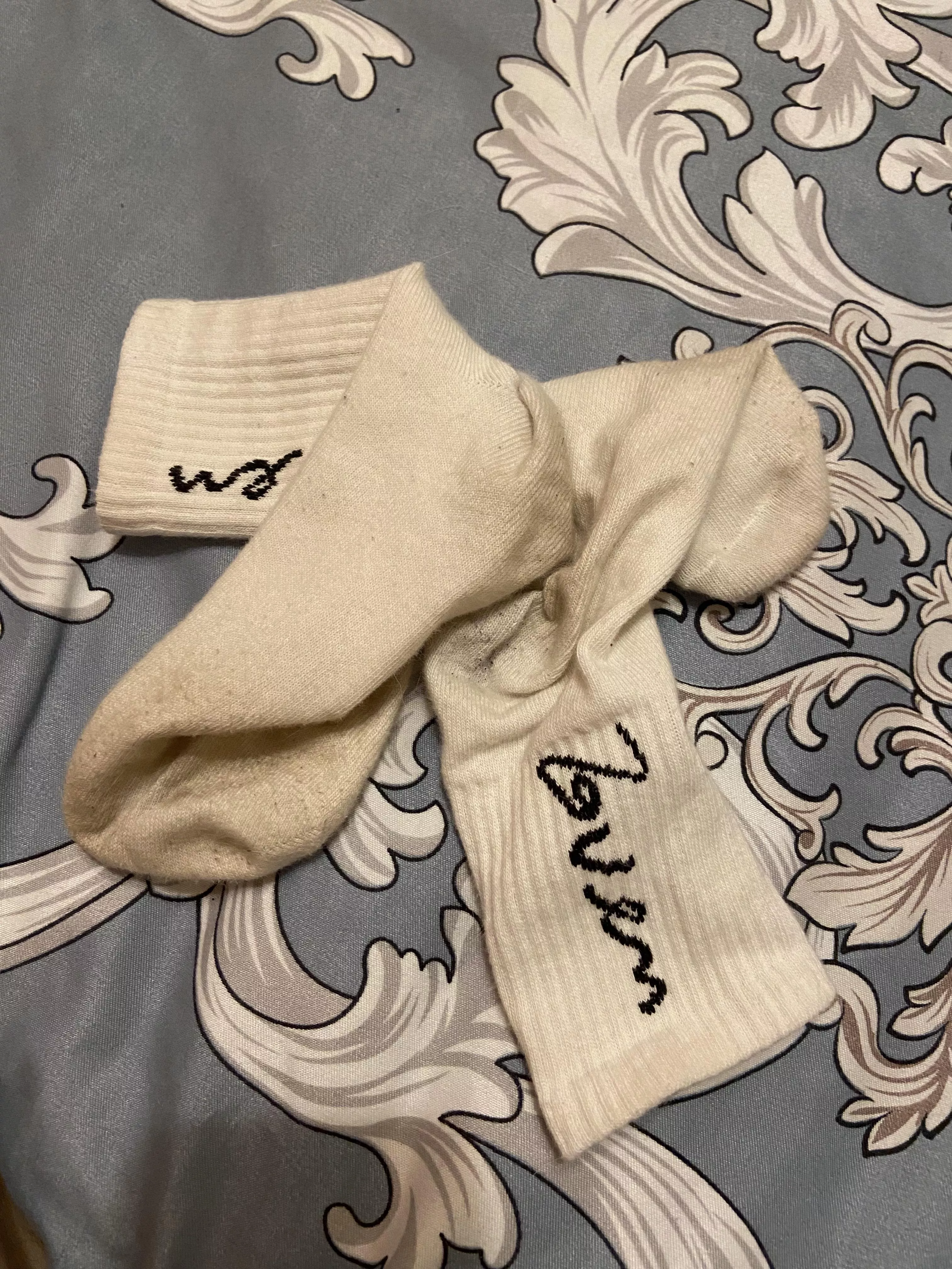 Look at that amazing dirty socks ! Touch or smell ?