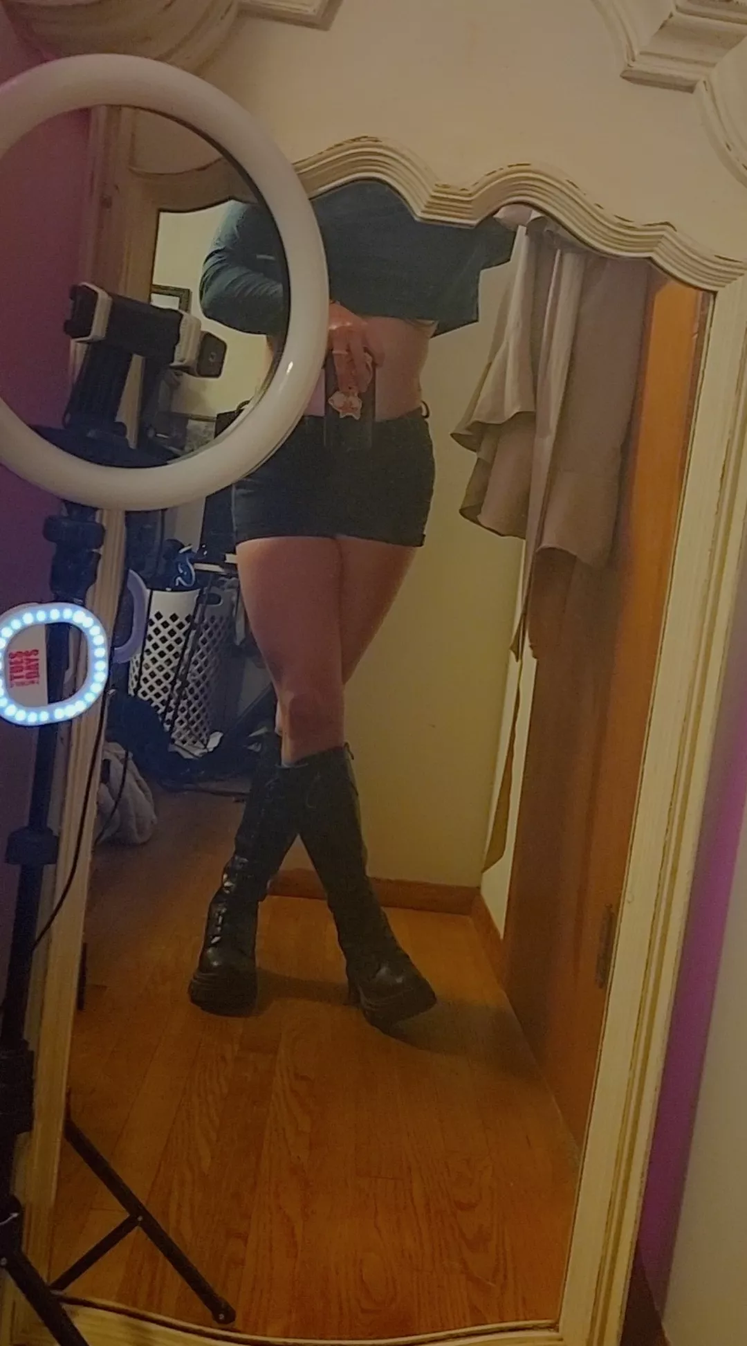 Love how these boots with shorts draws your eyes right to my thighs