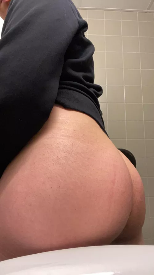My kink is taking ass pics