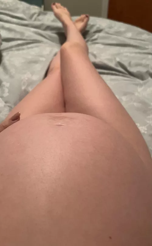 Nothing beat a post shower pregnant bump cuddle 🥰