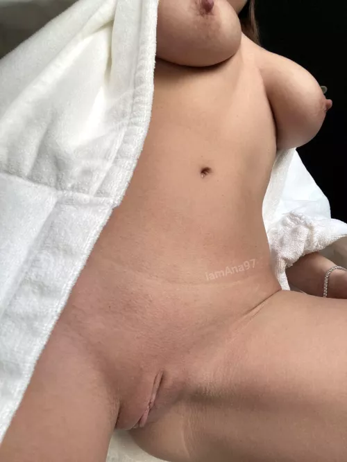 Please excuse my nipples, it's a bit chilly on the bathroom 🤭