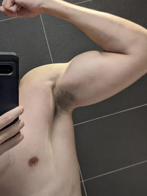 Really want to worship some musky pits and lick them clean now