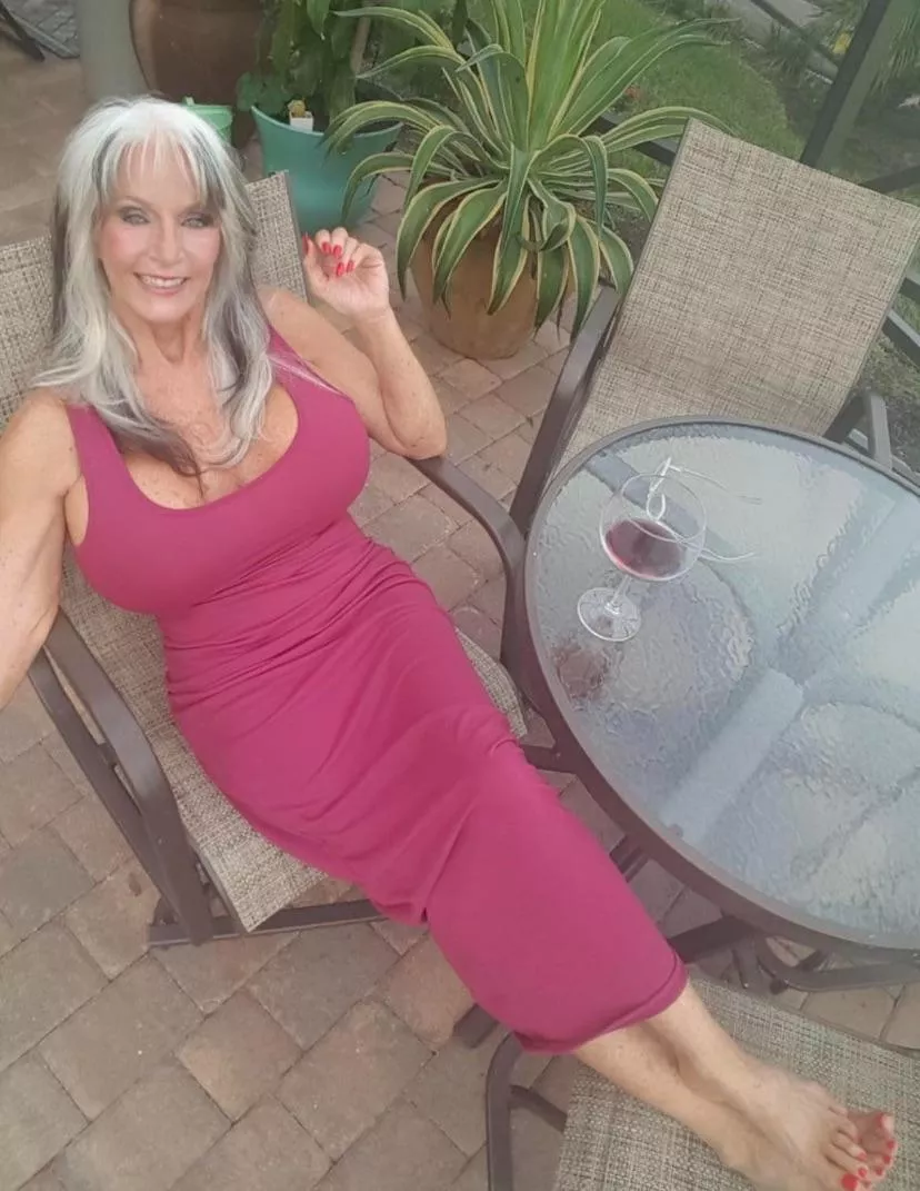 Super Gilf Sally D’Angelo relaxing by the pool, sipping wine 🍷😩