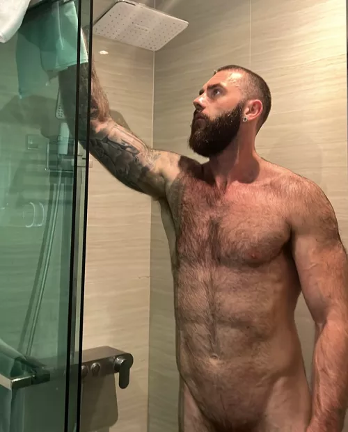 Wanna go for a shower? With your hands on my hairy body or go down pls