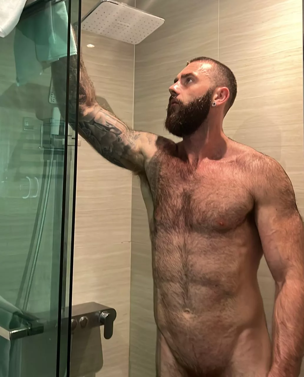 Wanna go for a shower? With your hands on my hairy body or go down pls