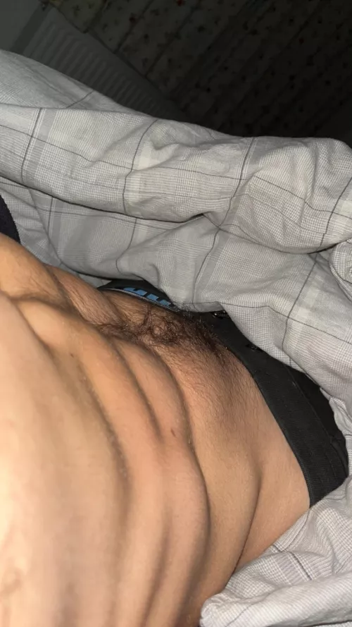21 looking for athletic guys with abs!