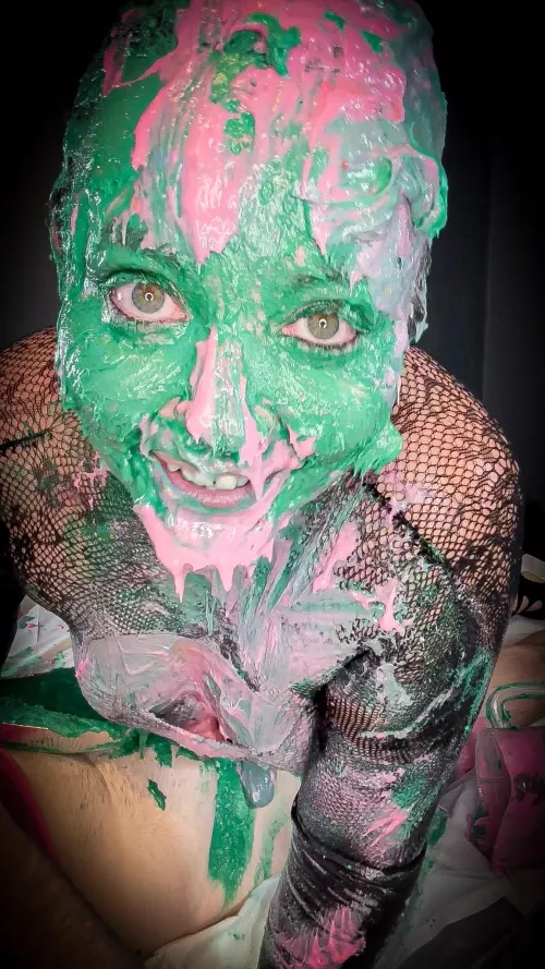 Body didn't get too covered in this session, but I at least got my face did. 🖤💦