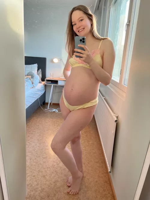 Can pregnant women look hot in lingerie?