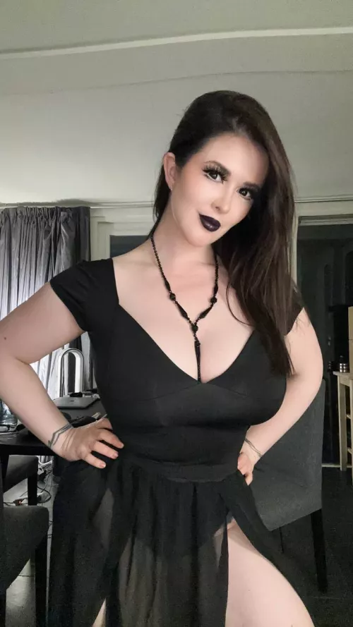 Drop a ❤ in the comments if you love goth girls!