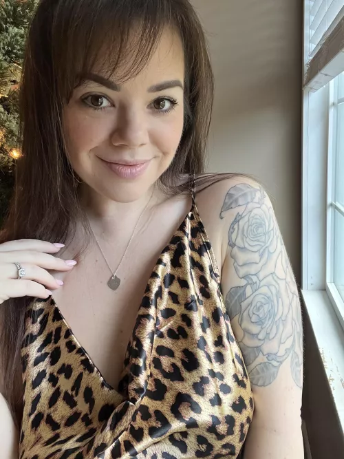 Help me decorate the tree and maybe I’ll let you fuck me tonight 😏