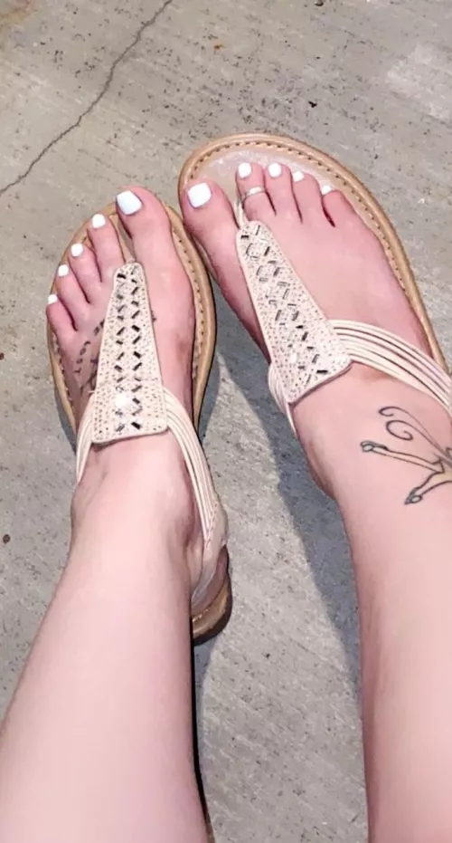 I hate when one of my toe nails break🤣