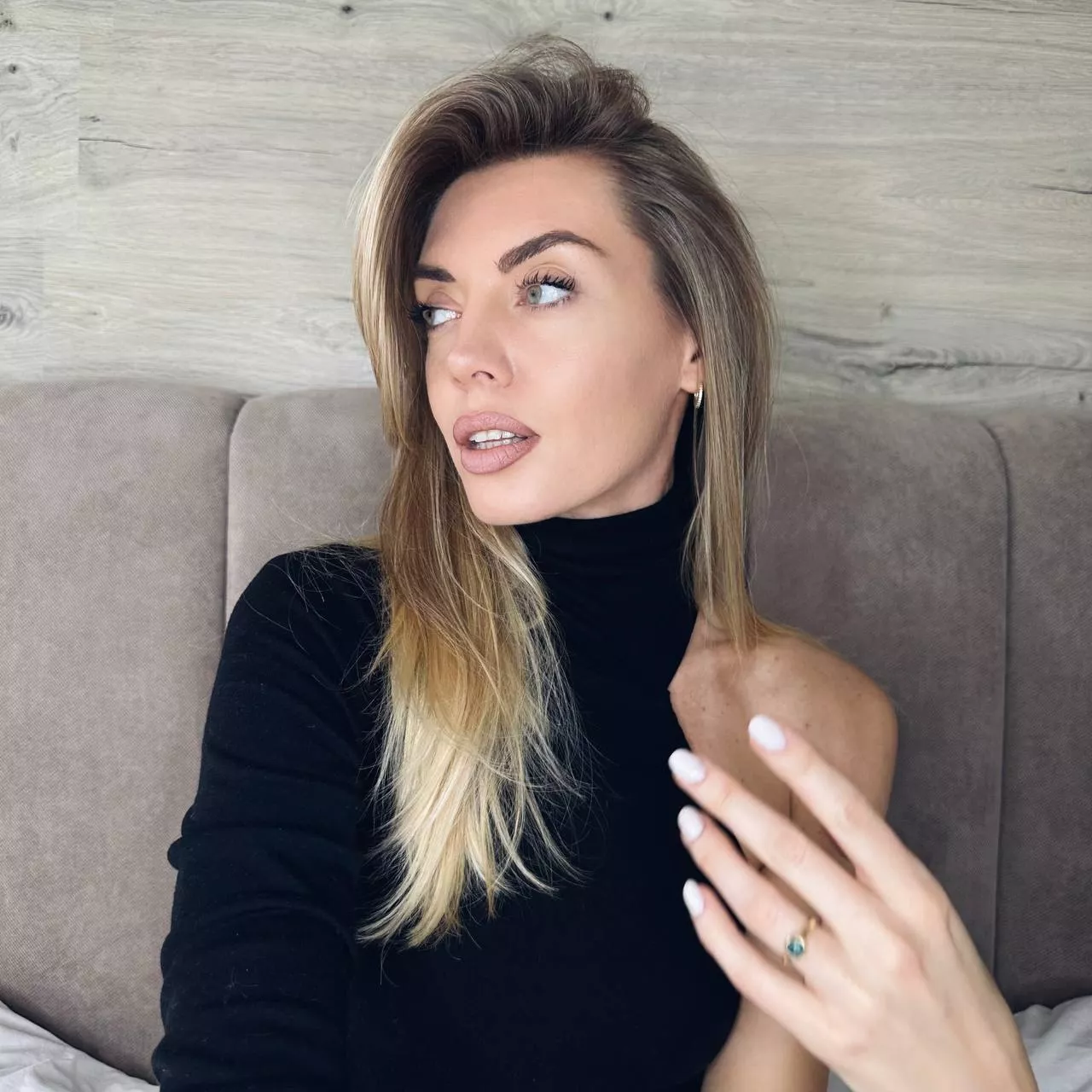 I like nude manicure and light nail polish