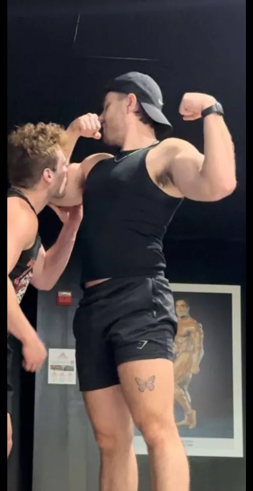 This hunk has perfect biceps and pits I just wanna worship