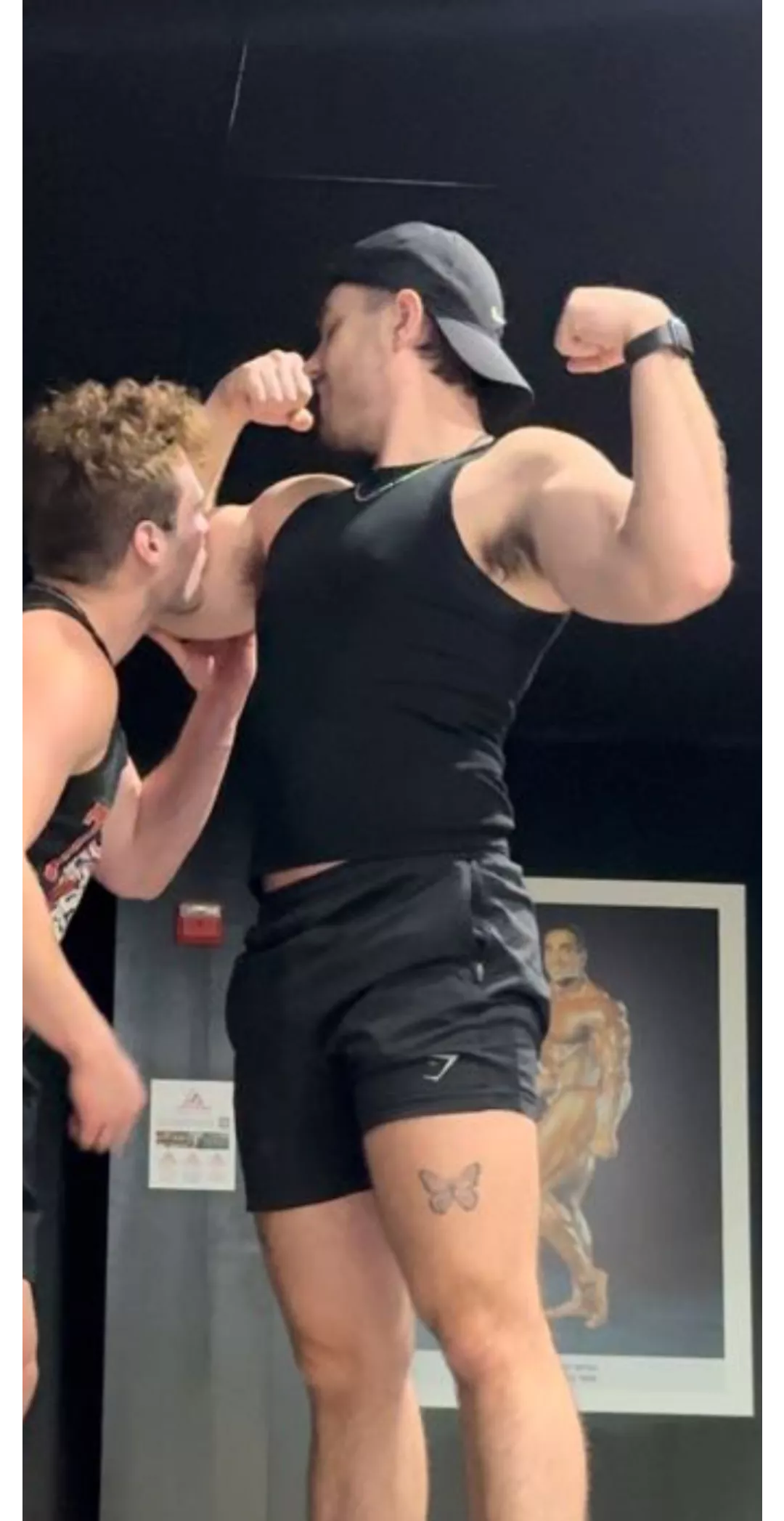 This hunk has perfect biceps and pits I just wanna worship