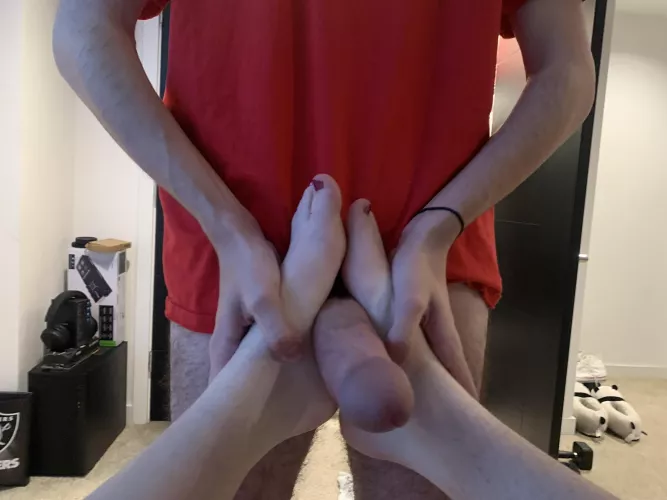 Who wants to fuck these pretty feet next?