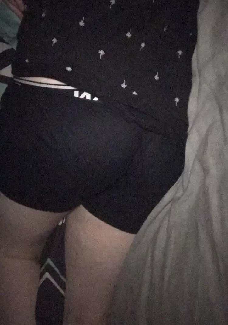 21. not rlly a butt pic guy. what do we think? love daddies :)