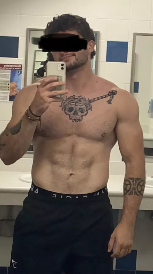 6’4”, experienced, sensual, and hung bull looking for couples around Salt Lake City, Utah