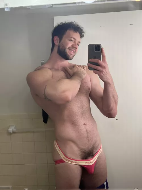 6’8 hairy otter waiting to be serviced 🥰