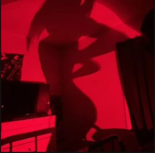 A sneak peak before the day ends 🍑👅