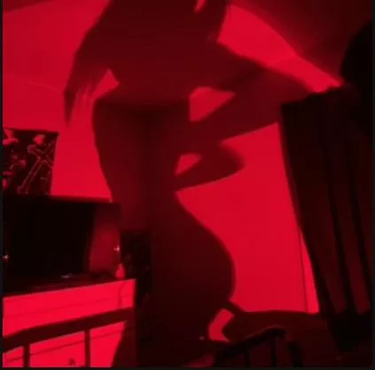 A sneak peak before the day ends 🍑👅