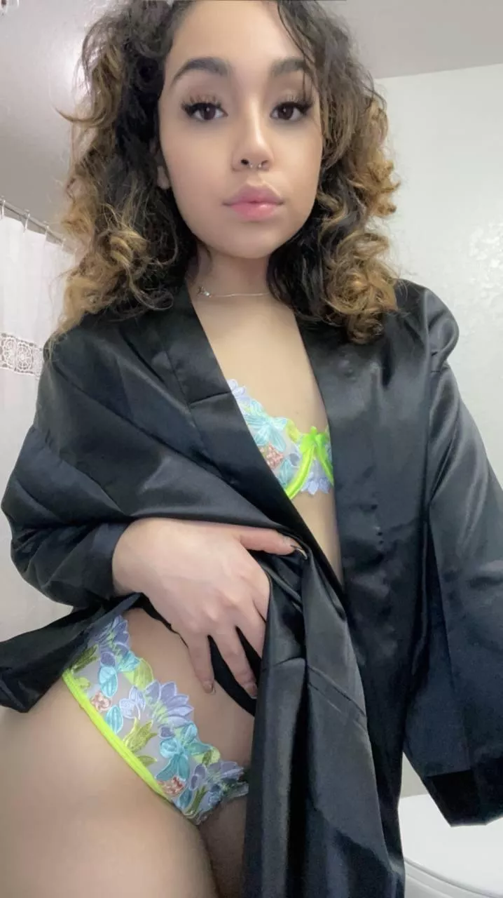 Come in the bathroom with me🤫