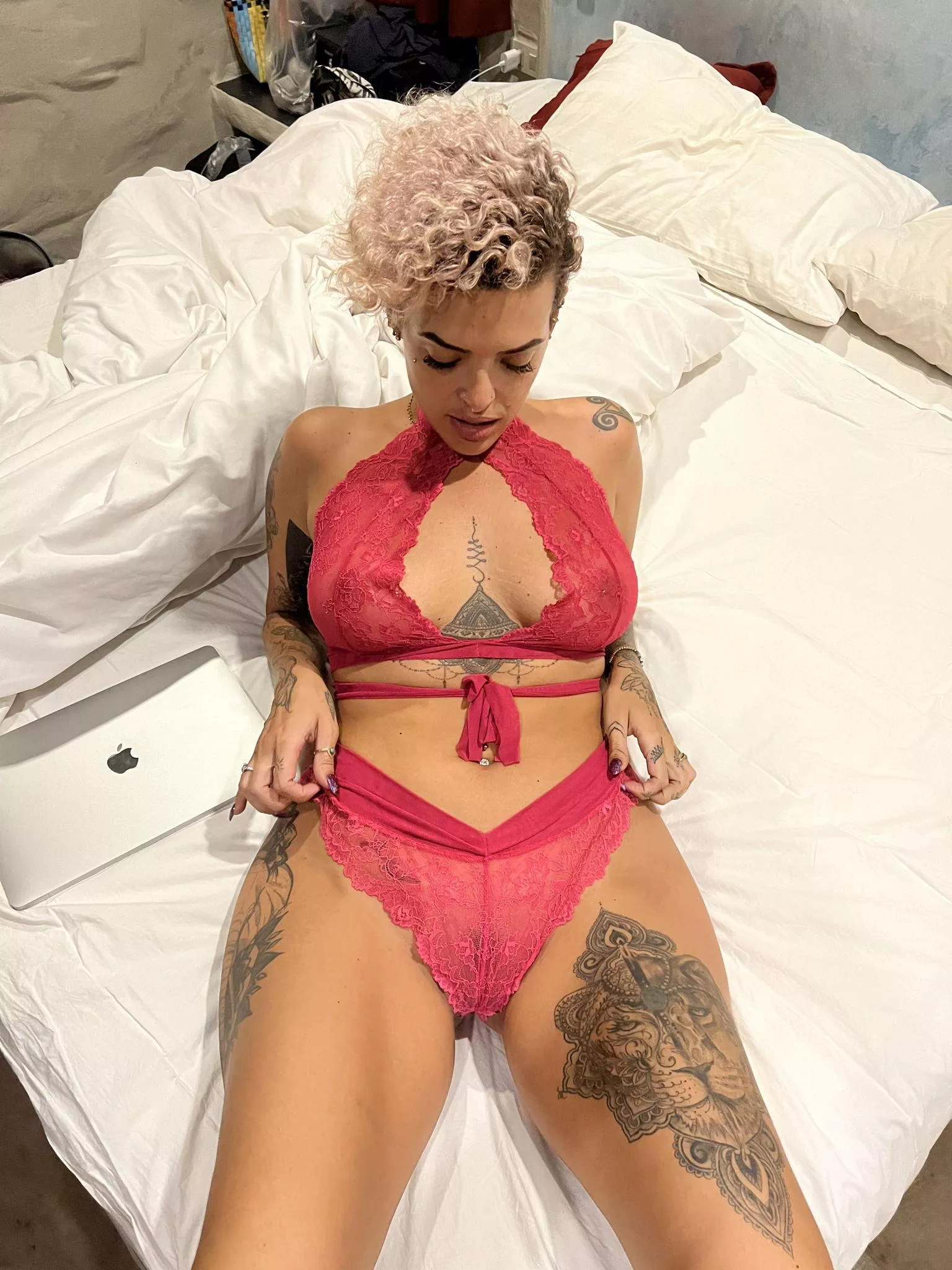 Come join this latina milf on the bed!