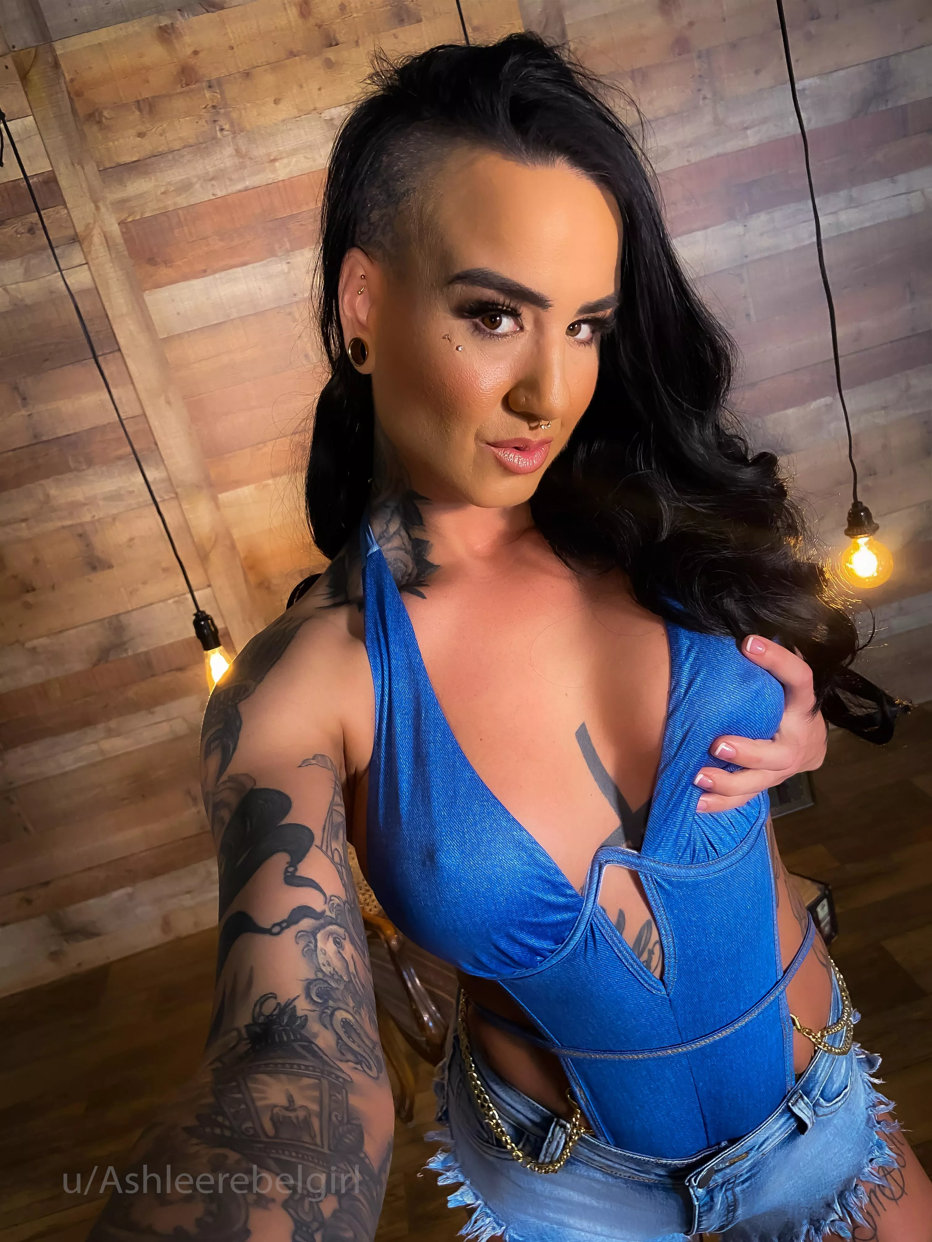 Cum play with my nipples.