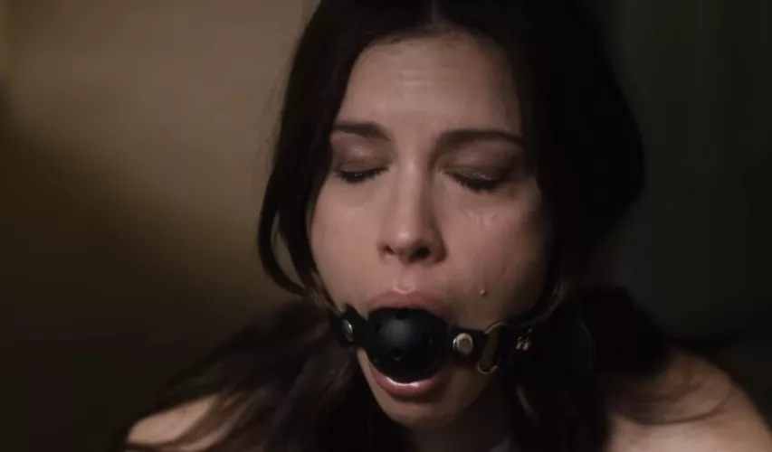 Dms are open if you want to talk about women in bondage plus im free right now so i will reply straight away