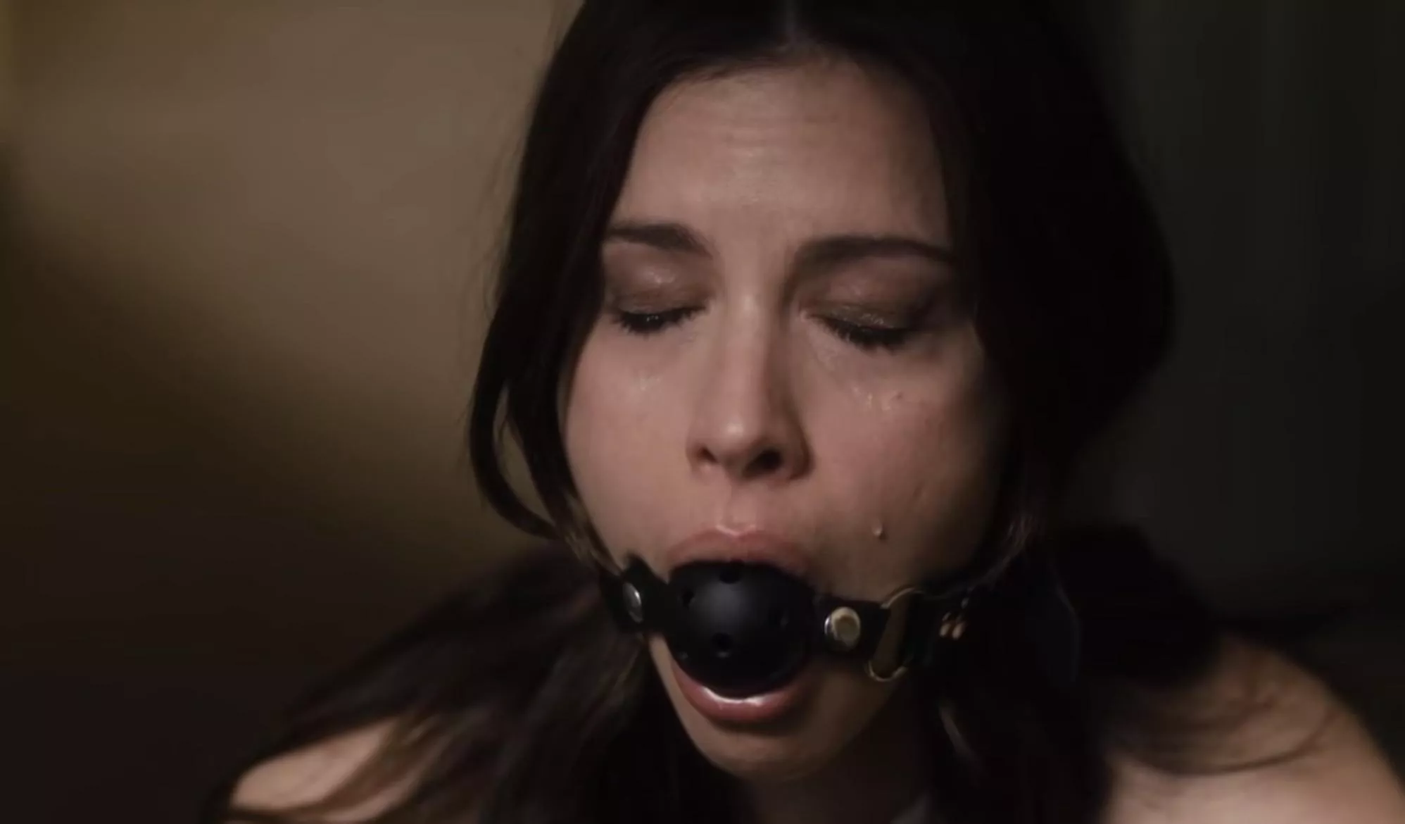 Dms are open if you want to talk about women in bondage plus im free right now so i will reply straight away